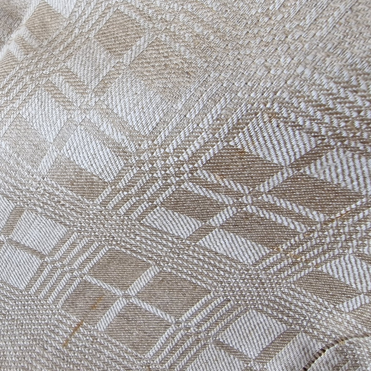 Pelēku toņu garens lina galda celiņš/dvielis ar sīkiem četrstūra formas rakstiem 46x74 cm. (DZPĒ 30) - www.tiptip.lv 