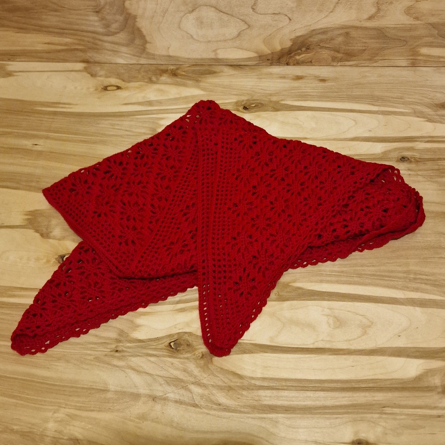 Sarkans tamborēts lakats ar ziedu musturu / platākā mala 188 cm (INPO 55) - www.tiptip.lv 