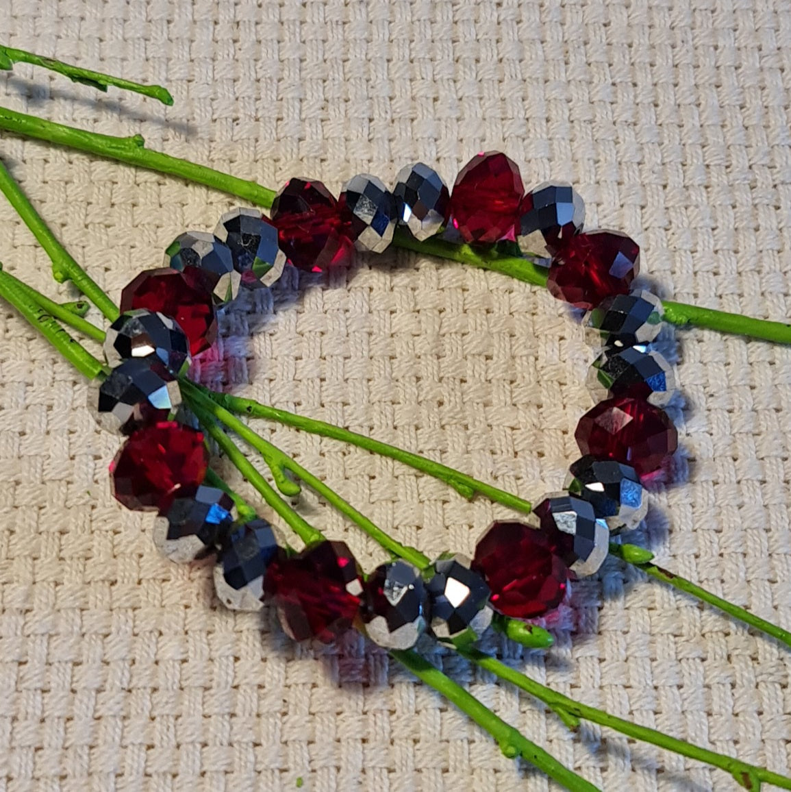 Sarkanu un sudrabotu šķeltu pērlīšu rokassprādze vērta uz gumijas (diametrs 5.5 cm) (JŠČ) - www.tiptip.lv 