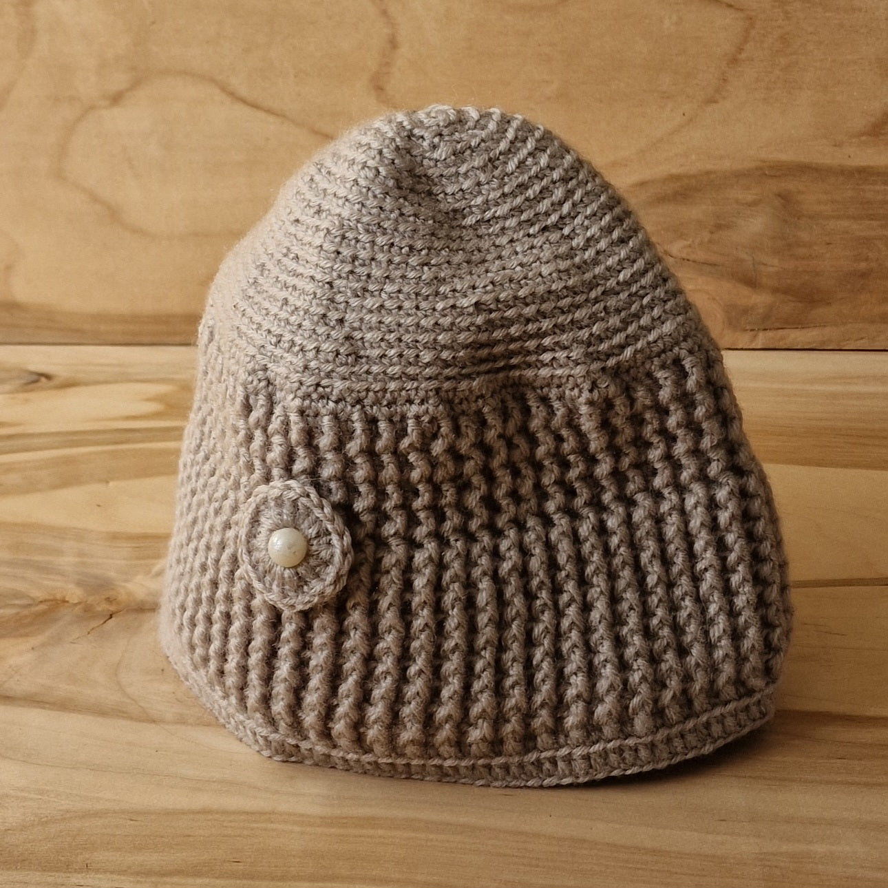 Tamborēta sieviešu cepure pelēkbrūnā krāsā (VAMA 3) - www.tiptip.lv 