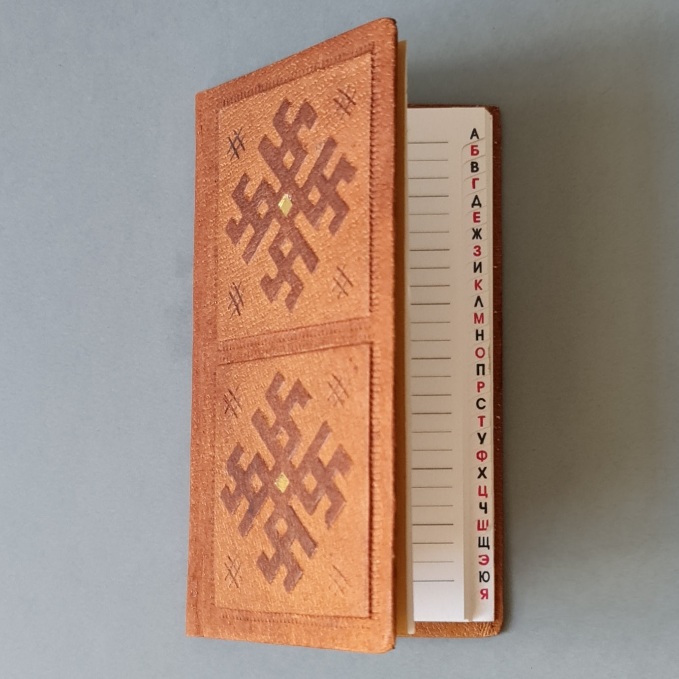 Telefona grāmata ar alfabētu krievu valodā ādas ievākojumā. Brūnā krāsā ar dekoratīvu iespiedumu. Garens 8.8 x 15.3 x 0.9 cm (MAPL 19) - www.tiptip.lv 