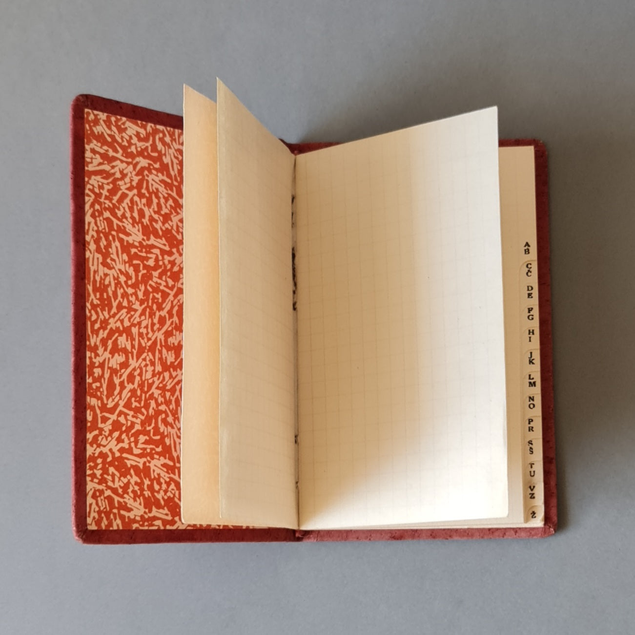 Telefona grāmata ar alfabētu latviešu valodā ādas ievākojumā. Gaišā bordo krāsā ar dekoratīvu iespiedumu. Maza 8.3 x 12,8 x 0.9 cm (MAPL) - www.tiptip.lv 