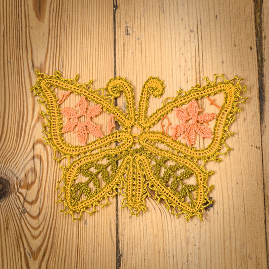 Trīs krāsu knipelēts taurenis (LIĒR 7) - www.tiptip.lv 