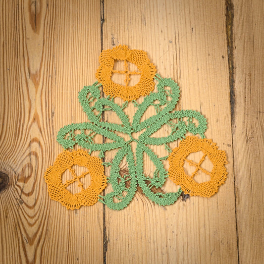 Trīsstūrveida knipelēta galda sedziņa (LIĒR 5) - www.tiptip.lv 