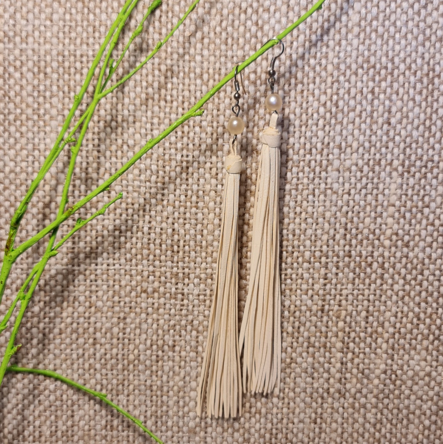 Viegli ādas skariņveida auskari ziloņkaula krāsā (JEŠĶ 25) - www.tiptip.lv 