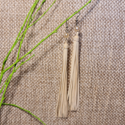 Viegli ādas skariņveida auskari ziloņkaula krāsā (JEŠĶ 25) - www.tiptip.lv 