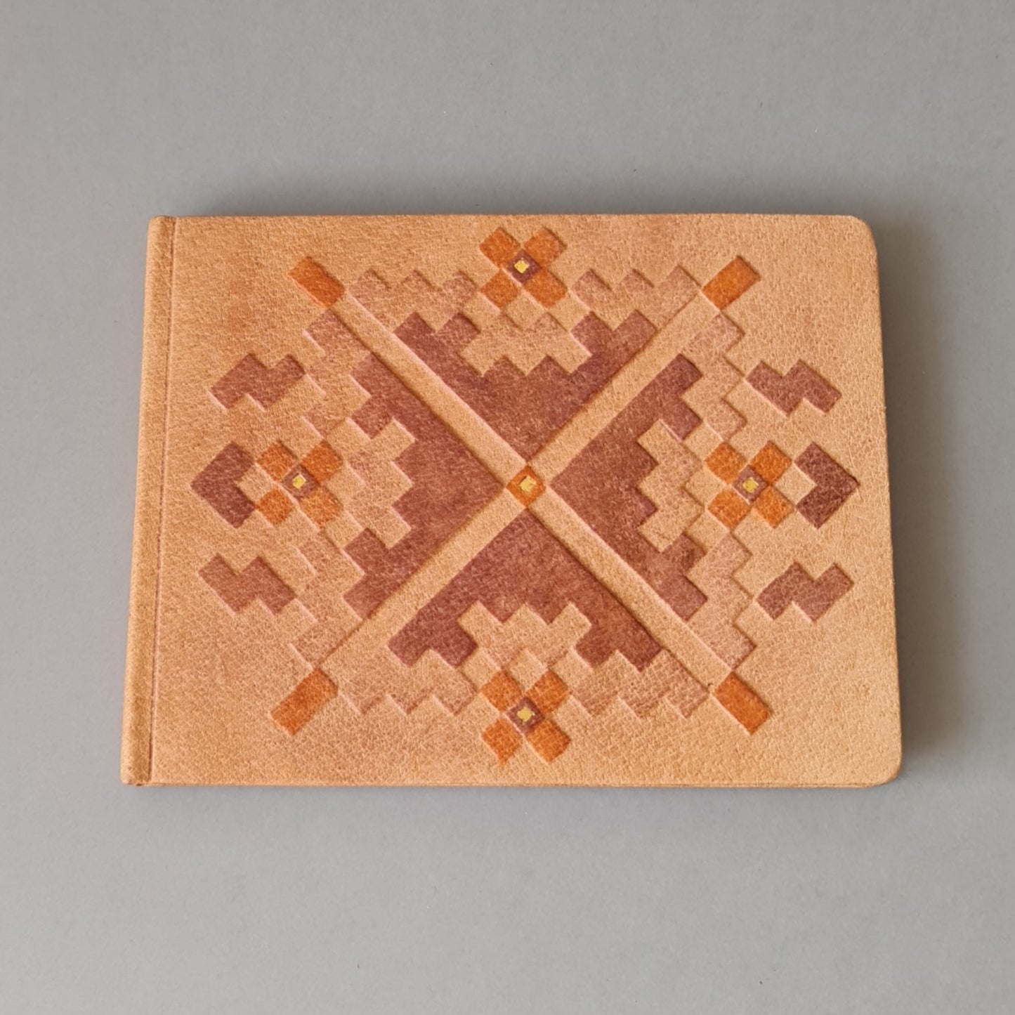 Viesu grāmata ar vienkrāsainām baltām lapām brūnā cūkādas ievākojumā ar dekoratīvu iespiedumu. 19 x 14.5 x 1.7 cm (MAPL 15) - www.tiptip.lv 