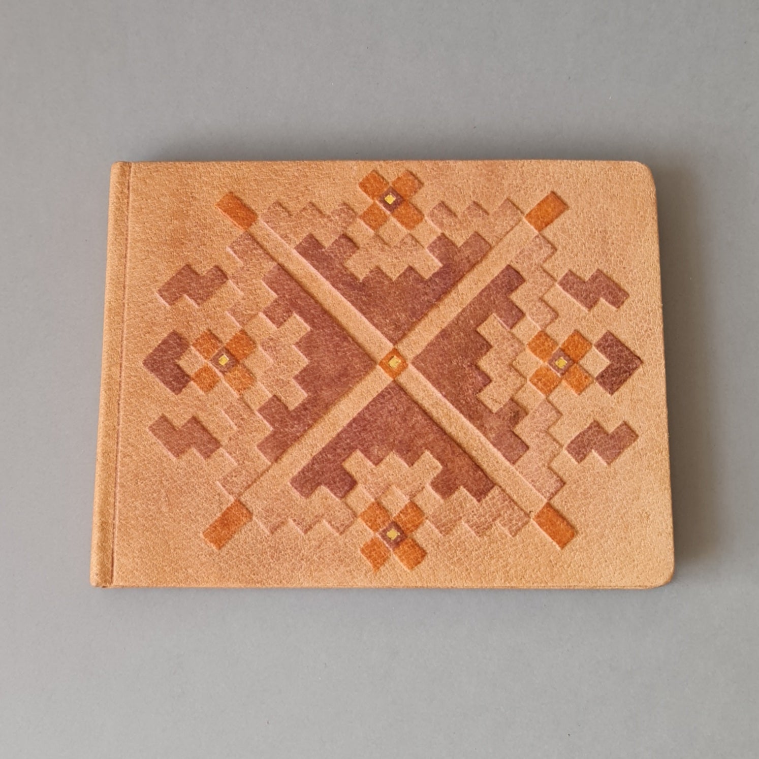 Viesu grāmata ar vienkrāsainām baltām lapām brūnā cūkādas ievākojumā ar dekoratīvu iespiedumu. 19 x 14.5 x 1.7 cm (MAPL 15) - www.tiptip.lv 