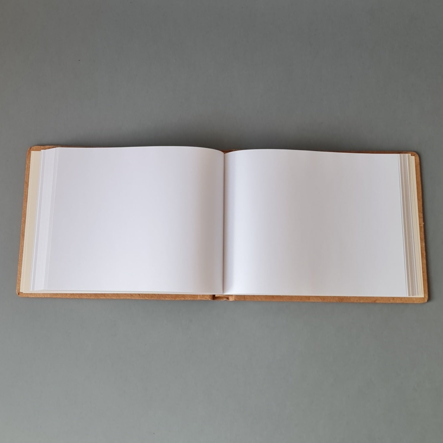 Viesu grāmata ar vienkrāsainām baltām lapām brūnā cūkādas ievākojumā ar dekoratīvu iespiedumu. 19 x 14.5 x 1.7 cm (MAPL 15) - www.tiptip.lv 