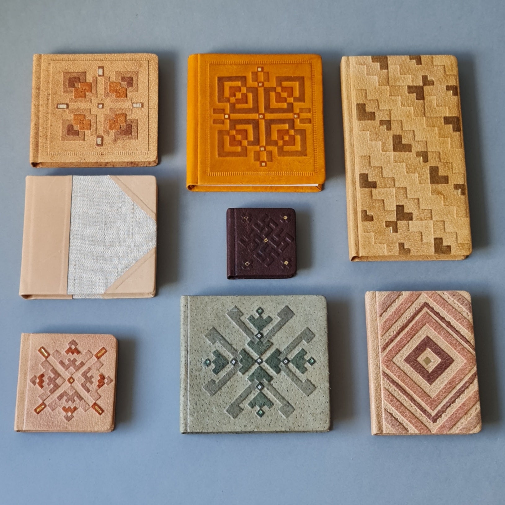 Viesu grāmata ar vienkrāsainām baltām lapām brūnā cūkādas ievākojumā ar dekoratīvu iespiedumu. 19 x 14.5 x 1.7 cm (MAPL 15) - www.tiptip.lv 