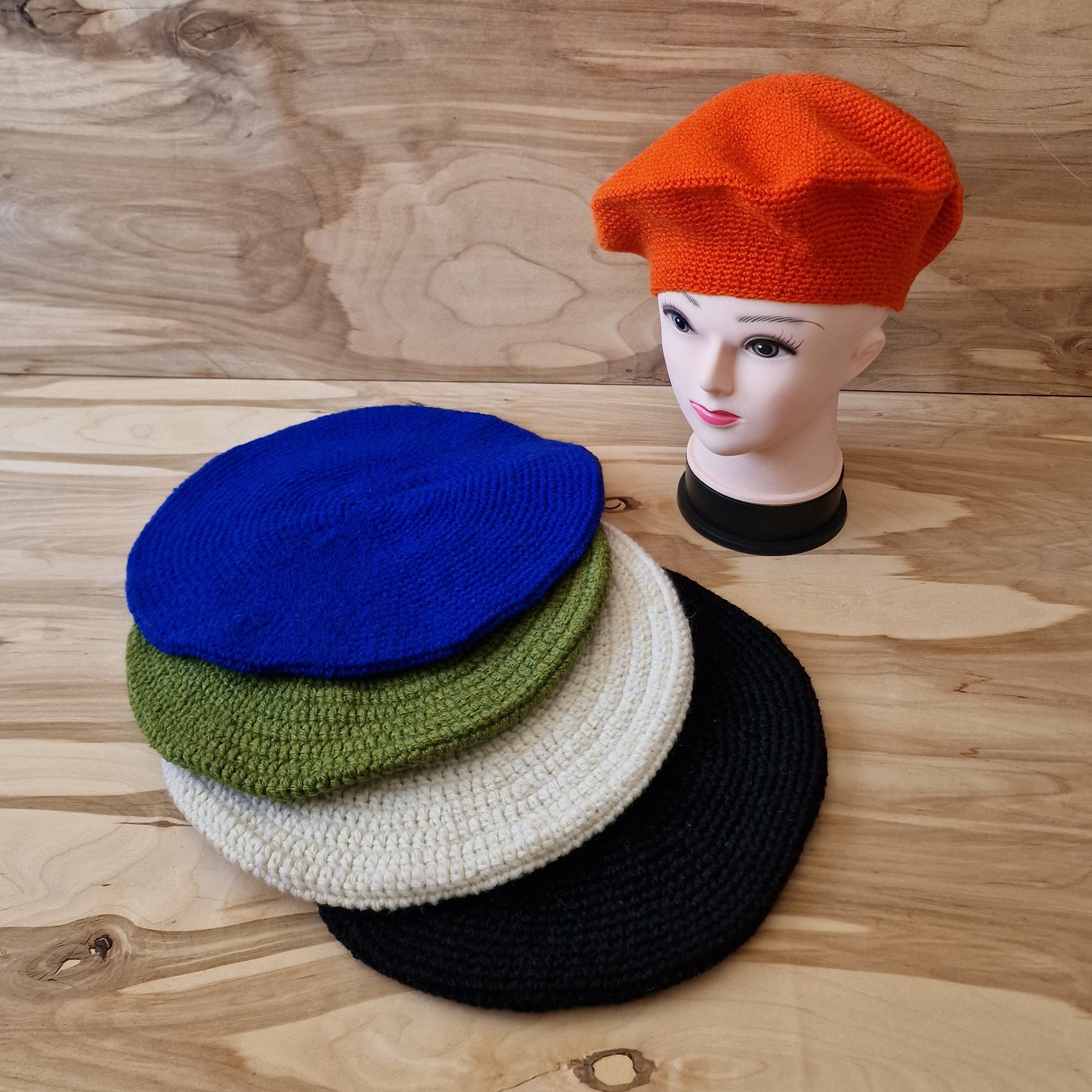 Zila tamborēta berete (DZTO 8) - www.tiptip.lv 