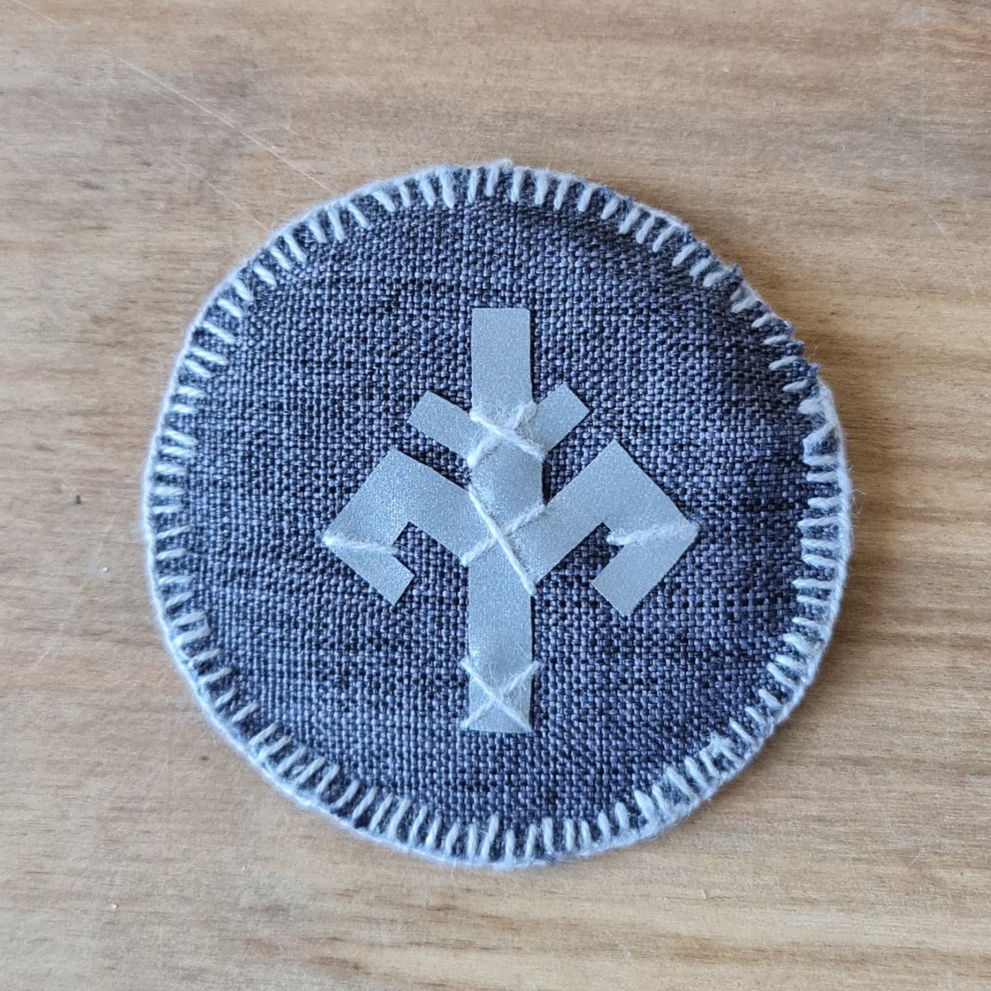 Šūts apaļš dekors ar atstarojošu Austras koka zīmi un mīkstu pelēku pamatni / diametrs 7.5 cm (AMA) - www.tiptip.lv 