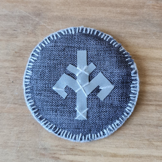 Šūts apaļš dekors ar atstarojošu Austras koka zīmi un mīkstu pelēku pamatni / diametrs 7.5 cm (AMA) - www.tiptip.lv 