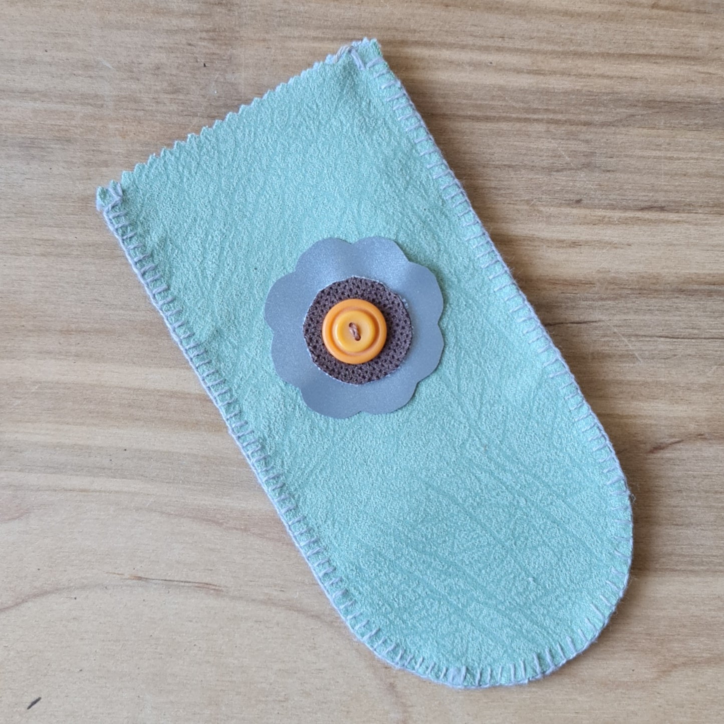 Šūts briļļu maks maigi zaļā krāsā no zamšādas veida auduma ar atstarojoša zieda dekoru un baltu kokvilnas oderi 17 x 8.5 cm (AMA) - www.tiptip.lv 